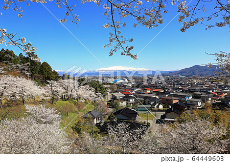 大山公園 春爛漫 大山町並と月山 大山公園 春爛漫 大山町並と月山 64449603