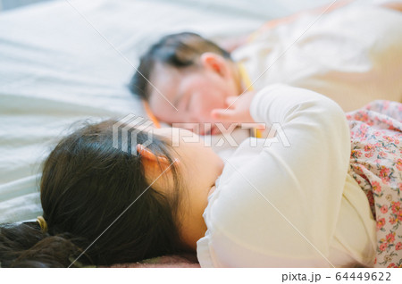 赤ちゃん うつぶせ寝 64449622