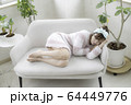 ベッドで休む女性 64449776