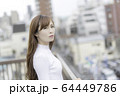 ビルの屋上にいる女性 64449786