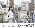 ビルの屋上にいる女性 64449787