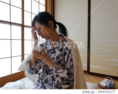病床の女性　昭和イメージ　 64450227