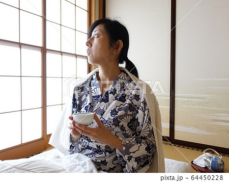 病床の女性 昭和イメージ 病床の女性 昭和イメージ 64450228