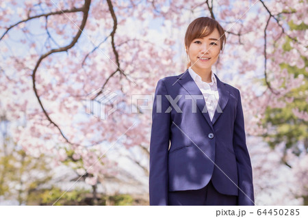 春の女性 64450285