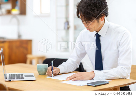 書類記入 64450992