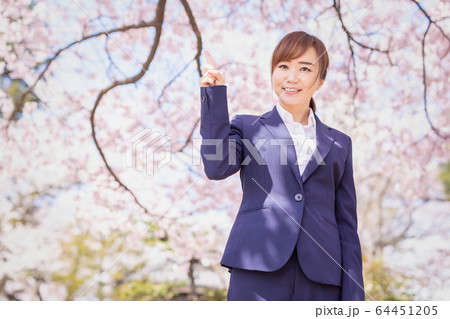 春のビジネスウーマン 64451205