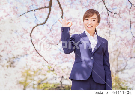 春のビジネスウーマン 64451206
