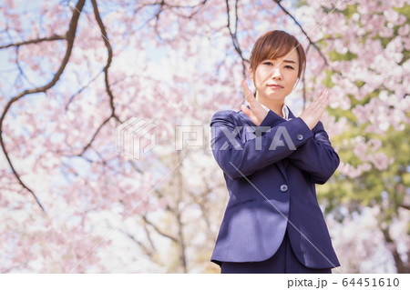 春のビジネスウーマン 64451610