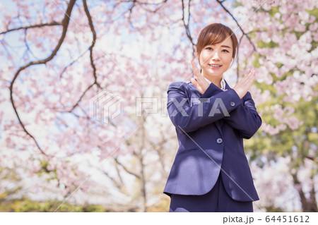 春のビジネスウーマン 64451612