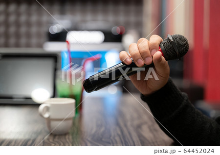 カラオケ屋さんでの風景 カラオケ屋さんでの風景 64452024