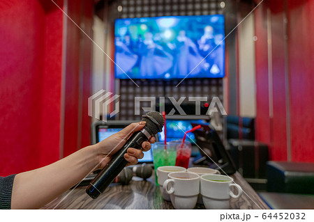 カラオケ屋さんでの風景 64452032