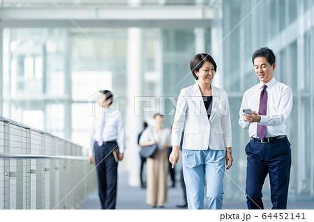 ビジネスイメージ 男性社員 女性社員 ビジネスイメージ 男性社員 女性社員 64452141
