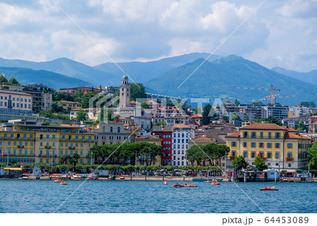 スイス　ルガーノ　ルガーノ湖とルガーノ市街 64453089