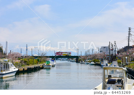 新湊 内川の水路と万葉線 新湊 内川の水路と万葉線 64453269
