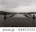 雨の中の明石大橋 64453333