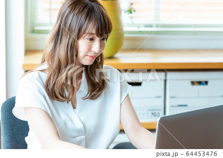 オフィスで働く若い女性 オフィスで働く若い女性 64453476