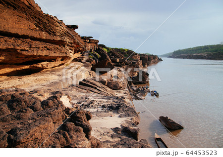Large Sand stone canyon cliff shoreline of Mekong 64453523