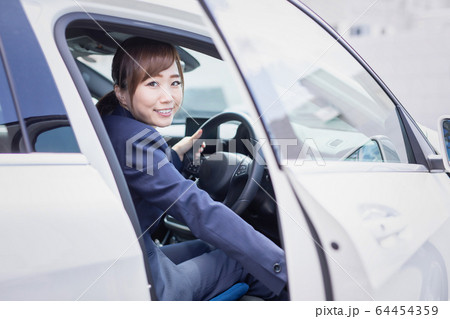 車に乗るビジネスウーマン 車に乗るビジネスウーマン 64454359