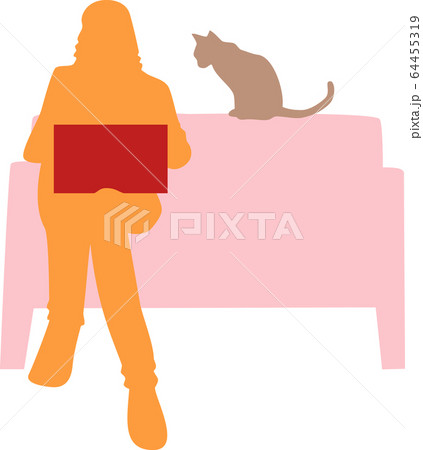自宅ソファーでテレワーク（女性と猫） 64455319