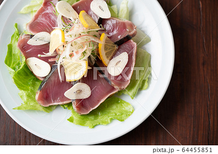 鰹のタタキ 洋風盛り付けの写真素材