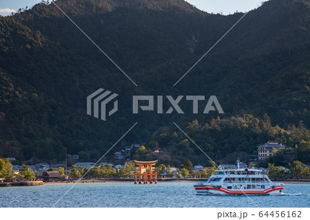フェリー　宮島　厳島神社　大鳥居　広島県 64456162