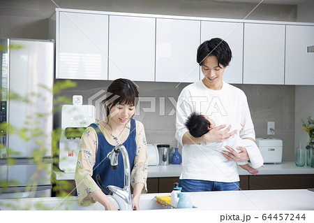 ファミリー 家族 赤ちゃん 育児 キッチン 家事 ファミリー 家族 赤ちゃん 育児 キッチン 家事 64457244