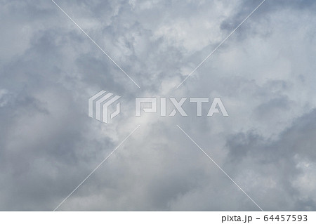 空に浮かぶ雲 空に浮かぶ雲 64457593