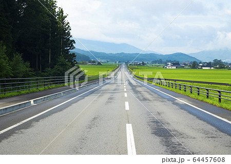 岩手県遠野市　国道340号線の風景 64457608