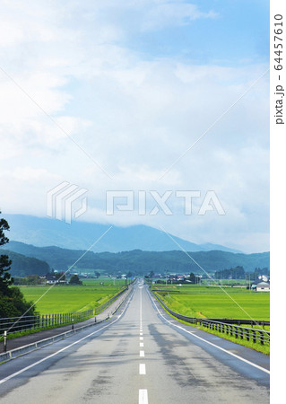 岩手県遠野市　国道340号線の風景 64457610