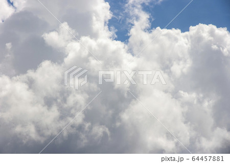 空に浮かぶ雲 空に浮かぶ雲 64457881