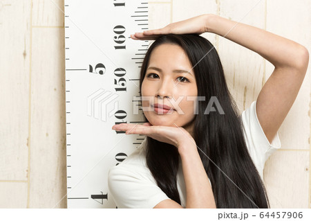 顔の大きさを測る女性 顔の大きさを測る女性 64457906