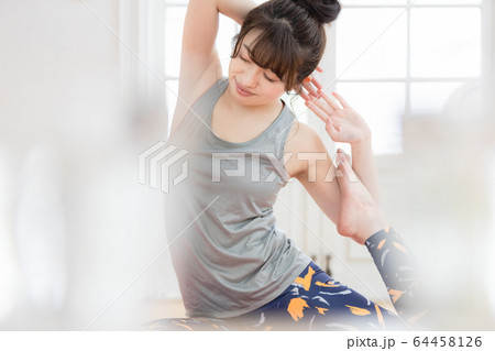 女性　ヨガ　フィットネス　自宅 64458126