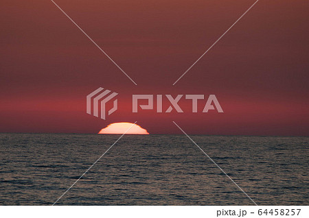 水平線に沈む夕陽 水平線に沈む夕陽 64458257