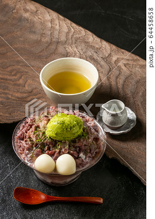 あずきの和風かき氷　Japanese style red bean sweet shaved ice 64458658