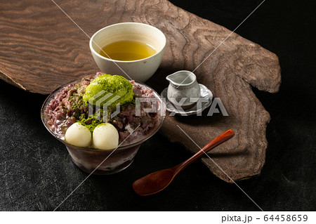 あずきの和風かき氷 Japanese style red bean sweet shaved ice あずきの和風かき氷 Japanese style red bean sweet shaved ice 64458659