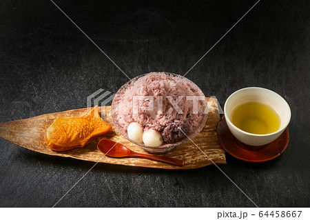 あずきの和風かき氷　Japanese style red bean sweet shaved ice 64458667