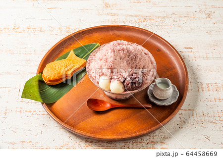 あずきの和風かき氷　Japanese style red bean sweet shaved ice 64458669