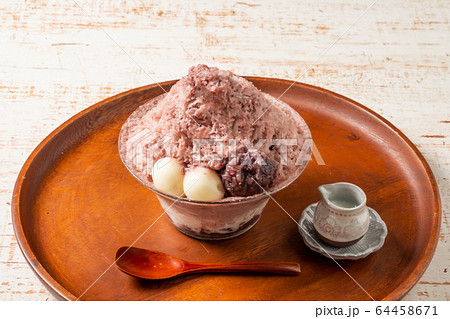 あずきの和風かき氷　Japanese style red bean sweet shaved ice 64458671