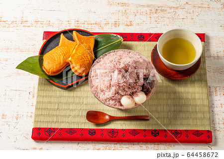 あずきの和風かき氷　Japanese style red bean sweet shaved ice 64458672