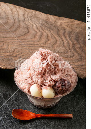 あずきの和風かき氷　Japanese style red bean sweet shaved ice 64458674