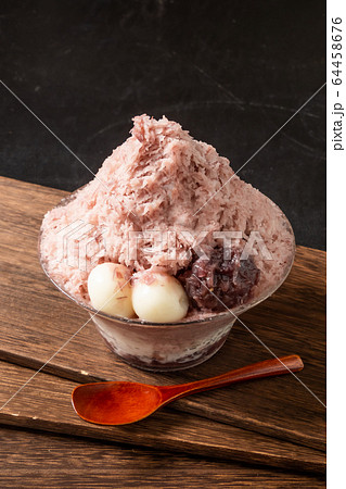 あずきの和風かき氷　Japanese style red bean sweet shaved ice 64458676