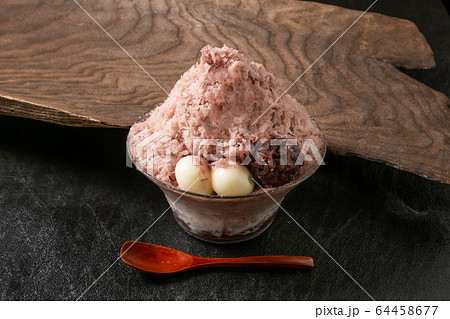 あずきの和風かき氷　Japanese style red bean sweet shaved ice 64458677