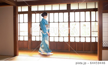 古民家の廊下を歩く着物姿の女性 64459446