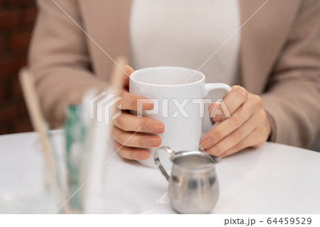 コーヒーを飲む女性 コーヒーを飲む女性 64459529