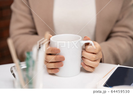 コーヒーを飲む女性 コーヒーを飲む女性 64459530