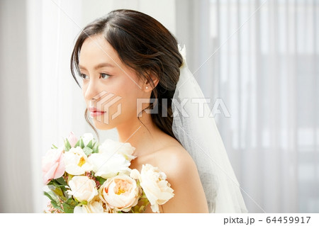 綺麗　女性　花嫁　ブライダル　結婚　ドレス　モデル　人物　素材 64459917
