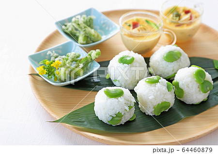 そら豆ごはんおにぎり そら豆ごはんおにぎり 64460879