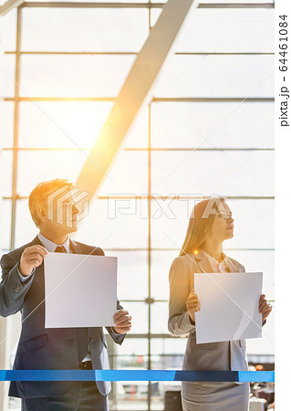 Business people waiting while holding blank white 64461084