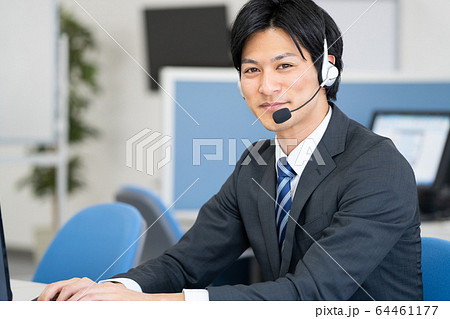 ビジネスマン オペレーター オフィス ビジネスイメージ 64461177