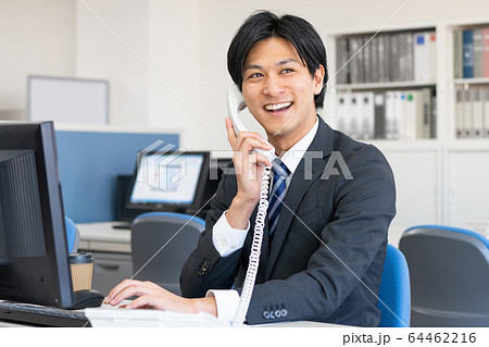 若いビジネスマン デスクワーク オフィス ビジネスイメージ 64462216